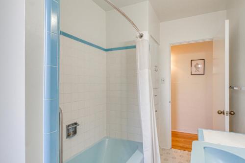 Ένα μπάνιο στο Home with Patio Near Nob Hill, UNM and Kirtland AFB!