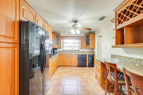 Η κουζίνα ή μικρή κουζίνα στο Pet-Friendly Home with Yard about 3 Mi to Zoo Miami!