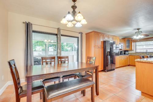 Η κουζίνα ή μικρή κουζίνα στο Pet-Friendly Home with Yard about 3 Mi to Zoo Miami!