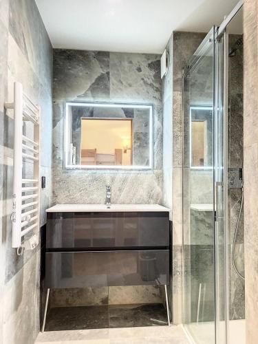 une salle de bain avec un lavabo et une douche dans l'établissement Résidence Diamant Des Cimes - Appartement haut de gamme 9 personnes MAE-3234, à Montvalezan