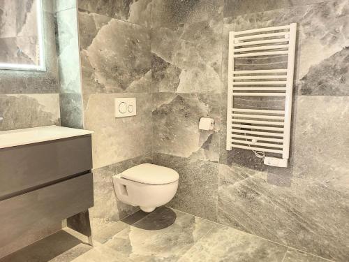 une salle de bain avec toilettes et lavabo dans l'établissement Résidence Diamant Des Cimes - Appartement Haute Gamme avec vue sur la vallée MAE-3264, à Montvalezan