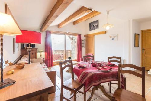 une cuisine et une salle à manger avec une table et des chaises dans l'établissement Le Chalet Des Eucherts - Appartement de 3 pièces de 57m² pour 4 personnes MAE-3344, à Montvalezan