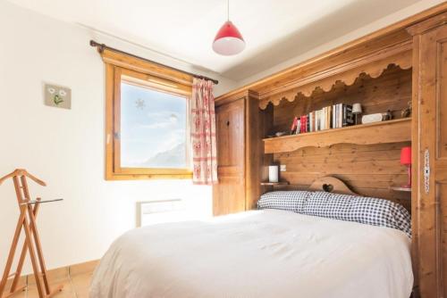 une chambre avec un lit et une fenêtre dans l'établissement Le Chalet Des Eucherts - Appartement de 3 pièces de 57m² pour 4 personnes MAE-3344, à Montvalezan
