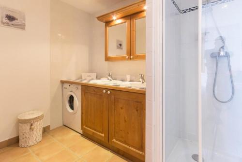 une salle de bain avec un lavabo et une machine à laver dans l'établissement Le Chalet Des Eucherts - Appartement de 3 pièces de 57m² pour 4 personnes MAE-3344, à Montvalezan