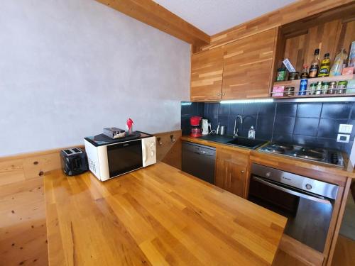 Photo de la galerie de l'établissement Résidence Jardin Alpin Edelweiss - Appartement lumineux · Accès pistes par navette · Parking extérieur MAE-8364, à La Salle Les Alpes