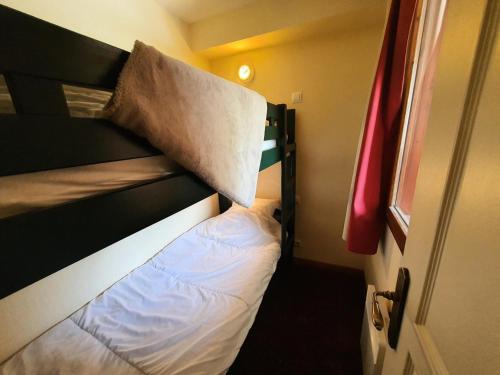 quelques lits superposés dans une chambre dans l'établissement Résidence Alpaga - Appartement lumineux · Proche des pistes · Parking extérieur MAE-8414, à La Salle Les Alpes