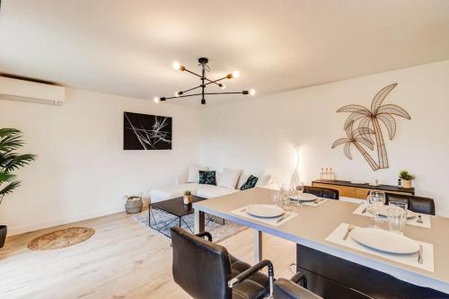 une salle à manger et un salon avec une table et des chaises dans l'établissement Aerosky proche Aéroport, à Blagnac