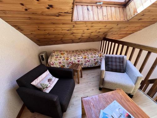 - un salon avec un lit, un canapé et une chaise dans l'établissement Résidence Vie De Clare Narcisse - Appartement chaleureux · Centre village · Cheminée MAE-0164, au Monêtier-les-Bains