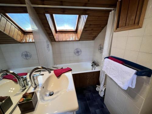 une salle de bains avec lavabo et baignoire dans l'établissement Résidence Vie De Clare Narcisse - Appartement chaleureux · Centre village · Cheminée MAE-0164, au Monêtier-les-Bains