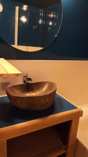 La salle de bains est pourvue d'un lavabo en cuivre et d'un miroir. dans l'établissement Résidence Varet 2 - Studio rénové 5 personnes MAE-3034, à Arc 2000