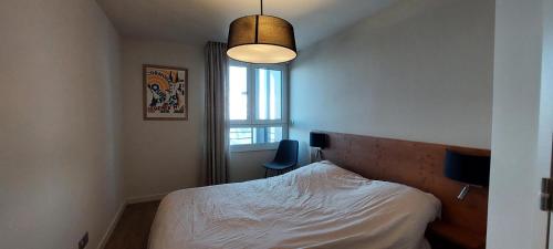 une petite chambre avec un lit et une fenêtre dans l'établissement Résidence Chardons - 3 Pièces 6 personnes Les Chardons MAE-4024, à Arc 1800