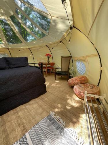 Χώρος καθιστικού στο The Hideout - Stargazing Glamping Swim Oasis