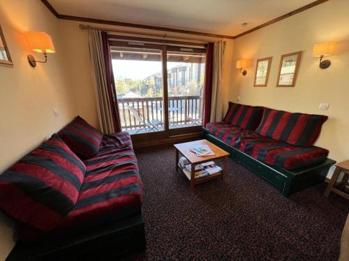 un salon avec un canapé et une table dans l'établissement Résidence Alpaga - Appartement confortable · Proche des pistes · Balcon Est MAE-8314, à La Salle Les Alpes