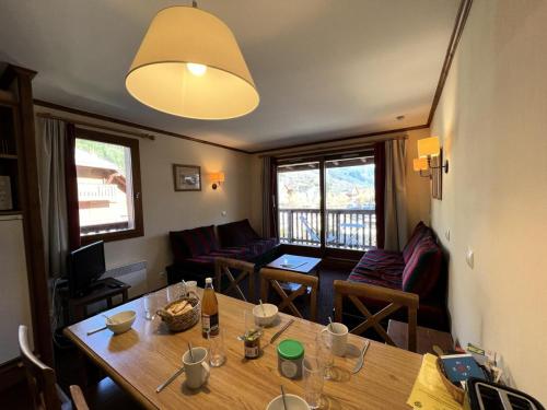 un salon avec une table et un canapé dans l'établissement Résidence Alpaga - Appartement confortable · Proche des pistes · Balcon Est MAE-8314, à La Salle Les Alpes