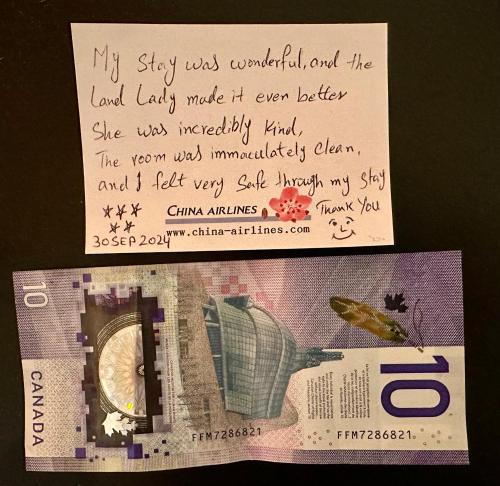 a piece of paper with a note and a vase at Scorpion Hiuse Langley ROOM B in Langley