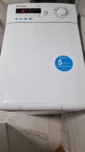 a white washing machine with a sticker on it at LUXURY APARTMAN ELENI ROOMS oaza mira i tišine u centru Vrnjačke banje in Vrnjačka Banja