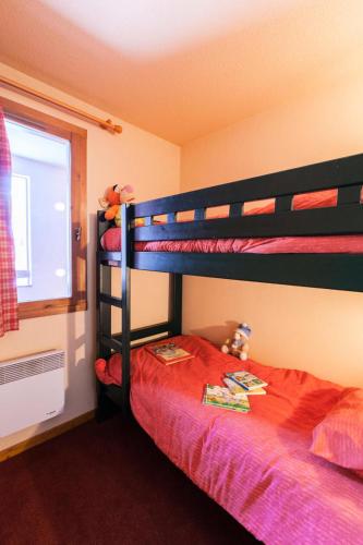 une chambre avec deux lits superposés et une fenêtre dans l'établissement Résidence Alpaga - Appartement chaleureux · Proche des pistes · Parking couvert & casier à skis MAE-9004, à La Salle Les Alpes