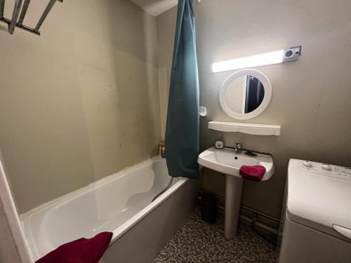 une salle de bain avec un lavabo, un miroir et une baignoire dans l'établissement Résidence Grand Sud - Studio · Proche commerces MAE-4044, à La Salle Les Alpes