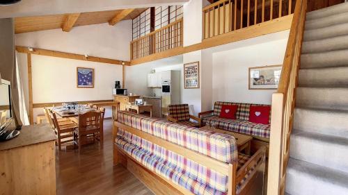 un salon avec un canapé et une table dans l'établissement Résidence Hors Piste - Appartement spacieux en duplex · Au pied des pistes · Balcon MAE-9664, à Saint-Martin-de-Belleville
