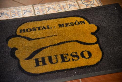 a black and yellow rug with a picture of a hossein sqor at Hostal Hueso in Trujillo