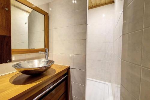 La salle de bains est pourvue d'un lavabo sur un comptoir. dans l'établissement Résidence Burons - Appartement · Balcon sud MAE-9684, aux Menuires