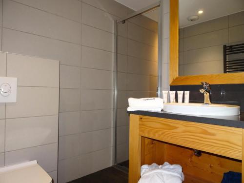 une salle de bain avec un lavabo et un miroir dans l'établissement Résidence Caseblanche - Chalet Ibis Viperae MAE-9834, à Saint-Martin-de-Belleville