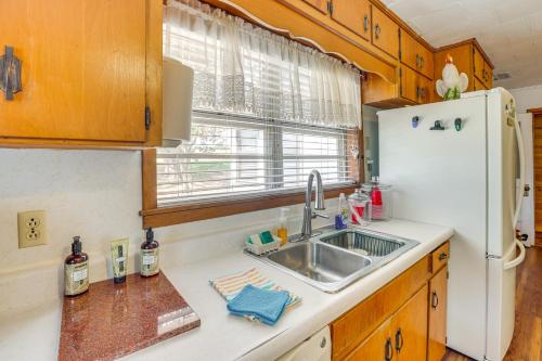 Η κουζίνα ή μικρή κουζίνα στο Country Home Near Lake Wedowee Patio and Fire Pit!