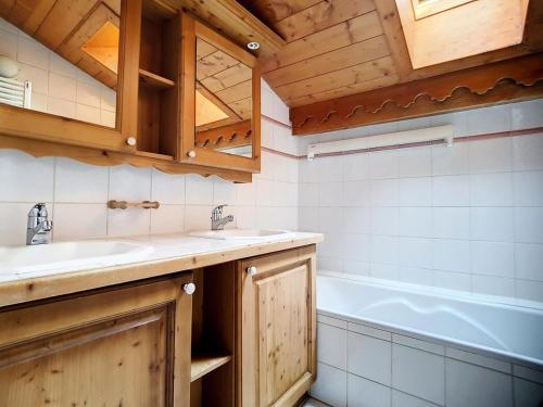 une salle de bain avec un lavabo et une baignoire dans l'établissement Résidence Alpages De Reberty - Appartement en duplex spacieux · Proche des pistes · Balcon · Piscine · Parking couvert MAE-9934, aux Menuires