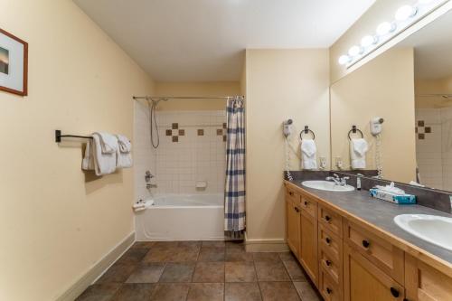 Koupelna v ubytování Silver Mill #8274 by Summit County Mountain Retreats