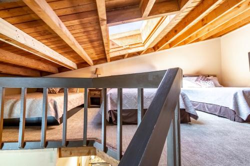 Katil atau katil-katil dalam bilik di Treehouse #305, Building D by Summit County Mountain Retreats