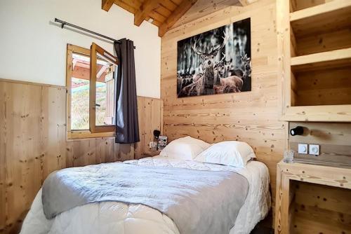 een slaapkamer met een bed in een houten hut bij Résidence Valmonts A - Appartement duplex rénové · Départ ski aux pieds · Balcon MAE-9904 in Les Bruyères