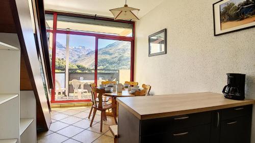 Résidence Caron - Appartement duplex lumineux · Départ et retour skis aux pieds · Balcon MAE-0004