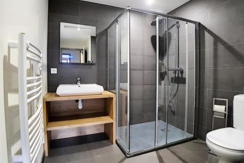 Résidence Les Cristaux - Appartement rénové · Proche des pistes · Balcon · WIFI · Hammam · Sauna MAE-0074 في Levassaix: حمام مزود بدش ومغسلة