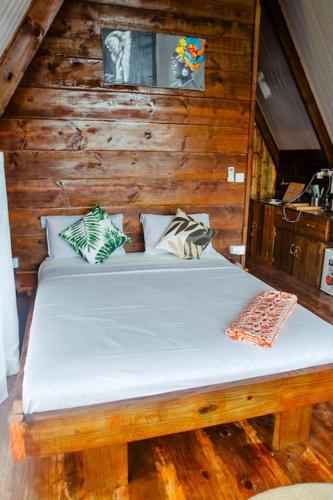 Ένα ή περισσότερα κρεβάτια σε δωμάτιο στο Cozy A-Frame Cabin Eco Stay by Nungwi Beach