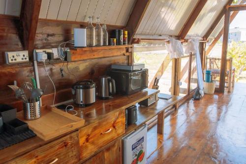 Η κουζίνα ή μικρή κουζίνα στο Cozy A-Frame Cabin Eco Stay by Nungwi Beach