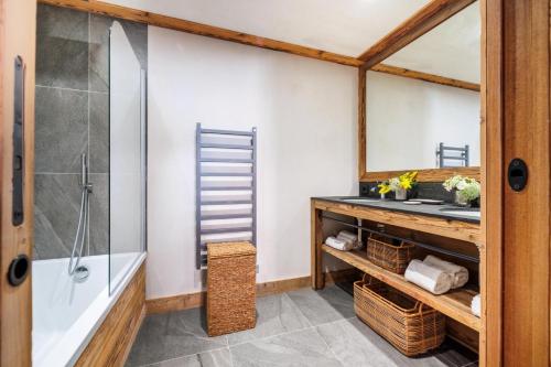 une salle de bain avec douche et lavabo dans l'établissement Résidence Caseblanche - Chalet de luxe ALPEA· Accès direct aux pistes · Sauna · Ménage intermédiaire MAE-0234, à Saint-Martin-de-Belleville