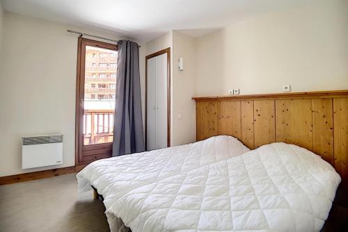 Postel nebo postele na pokoji v ubytování Résidence Les Cristaux - Appartement confortable & rénové · Proche des pistes · Balcon · Sauna · Hammam · WIFI MAE-0264