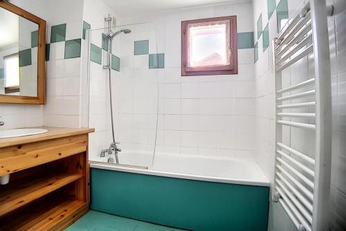 Koupelna v ubytování Résidence Les Cristaux - Appartement confortable & rénové · Proche des pistes · Balcon · Sauna · Hammam · WIFI MAE-0264