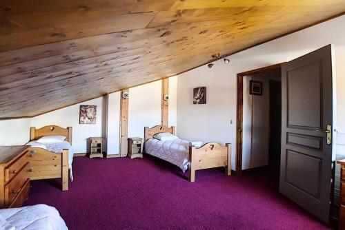 ein Schlafzimmer mit zwei Betten und einer Holzdecke in der Unterkunft Résidence Les Cristaux - Appartement spacieux & rénové · Proche des pistes · Balcon · Hammam · WIFI · Sauna MAE-0274 in Levassaix