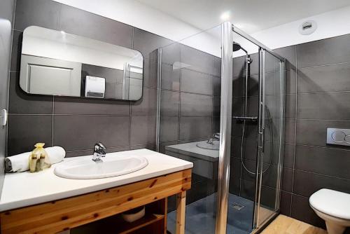 ein Badezimmer mit Waschbecken und Dusche in der Unterkunft Résidence Les Cristaux - Appartement spacieux & rénové · Proche des pistes · Balcon · Hammam · WIFI · Sauna MAE-0274 in Levassaix