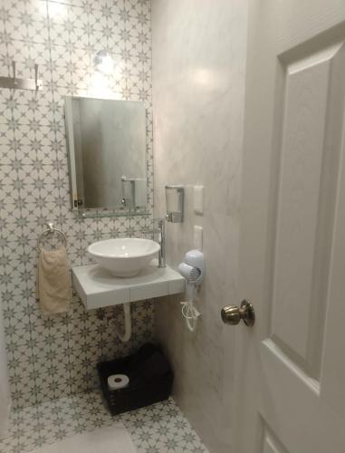 ein Badezimmer mit Waschbecken und Spiegel in der Unterkunft Casa Nance Alojamientos COBA Mercado 28 Smart TV y ADO Centro in Cancún