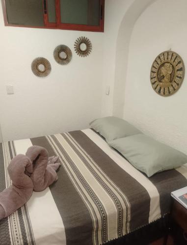 ein Schlafzimmer mit einem Bett, auf dem zwei Stofftiere liegen in der Unterkunft Casa Nance Alojamientos COBA Mercado 28 Smart TV y ADO Centro in Cancún