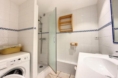 La salle de bains est pourvue d'un lave-linge et d'une douche. dans l'établissement Résidence Aravis - Appartement spacieux · Skis aux pieds · Balcon vue station MAE-0244, aux Menuires
