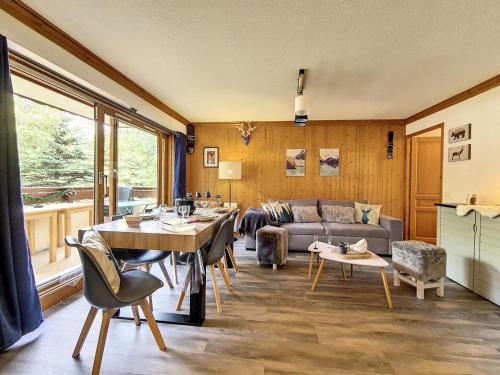 un salon avec un canapé et une table dans l'établissement Résidence Balcons De Tougnette - Appartement lumineux et agréable · Proche des pistes · Balcon MAE-0354, à Saint-Martin-de-Belleville