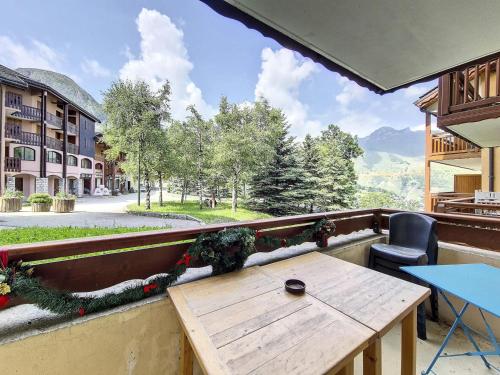 d'un balcon avec une table en bois et une vue. dans l'établissement Résidence Balcons De Tougnette - Appartement lumineux et agréable · Proche des pistes · Balcon MAE-0354, à Saint-Martin-de-Belleville