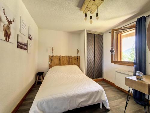 une chambre avec un lit et une fenêtre dans l'établissement Résidence Balcons De Tougnette - Appartement lumineux et agréable · Proche des pistes · Balcon MAE-0354, à Saint-Martin-de-Belleville