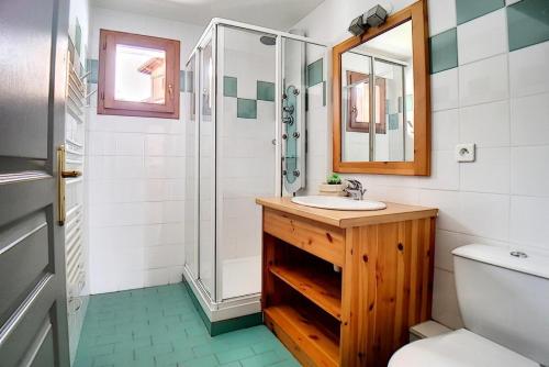 Ένα μπάνιο στο Résidence Les Cristaux - Appartement accueillant & rénové · Proche des pistes · Balcon · Sauna · Hammam · WIFI MAE-0254