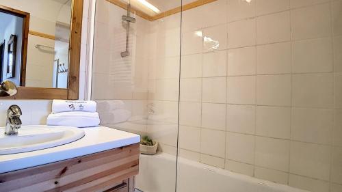 ein Badezimmer mit Waschbecken und Dusche in der Unterkunft Résidence Les Cristaux - Appartement rénové · Proche des pistes · Balcon · Sauna · Hammam · WIFI MAE-0304 in Levassaix