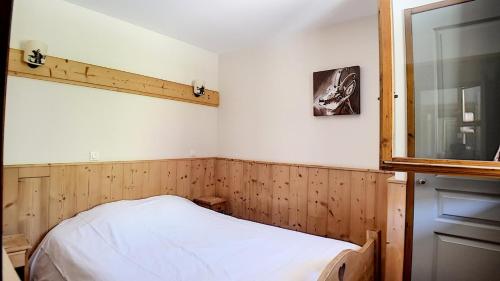 ein kleines Schlafzimmer mit einem Bett und einem Fenster in der Unterkunft Résidence Les Cristaux - Appartement rénové · Proche des pistes · Balcon · Sauna · WIFI · Hammam MAE-0424 in Levassaix