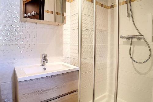 une salle de bain avec un lavabo et une douche dans l'établissement Résidence Les Lauzes - Appartement rénové · Départ et retour ski aux pieds MAE-0454, aux Menuires